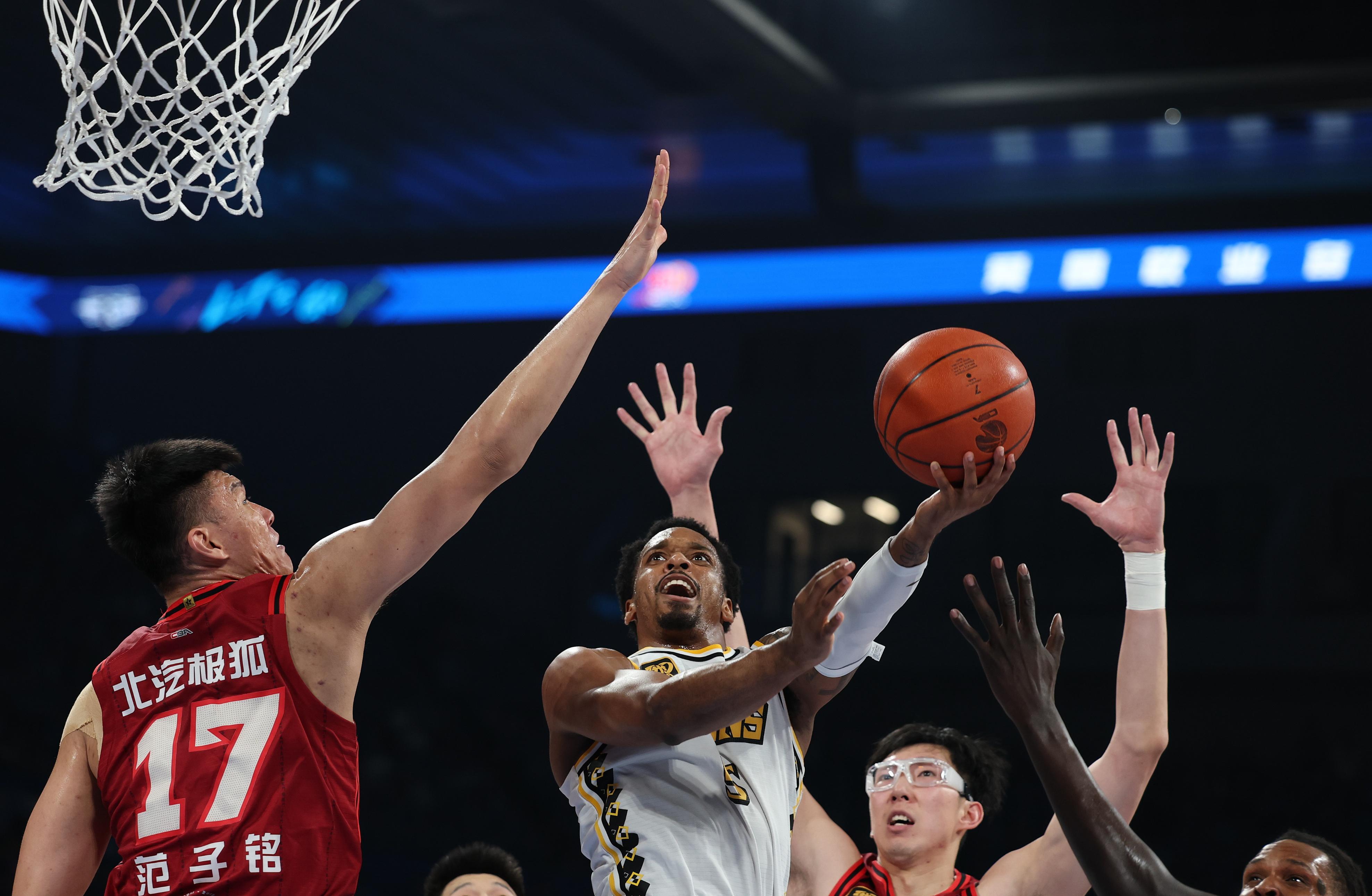 广东队鏖战勇士,福克斯统治全场 广东队鏖战勇士,福克斯统治全场