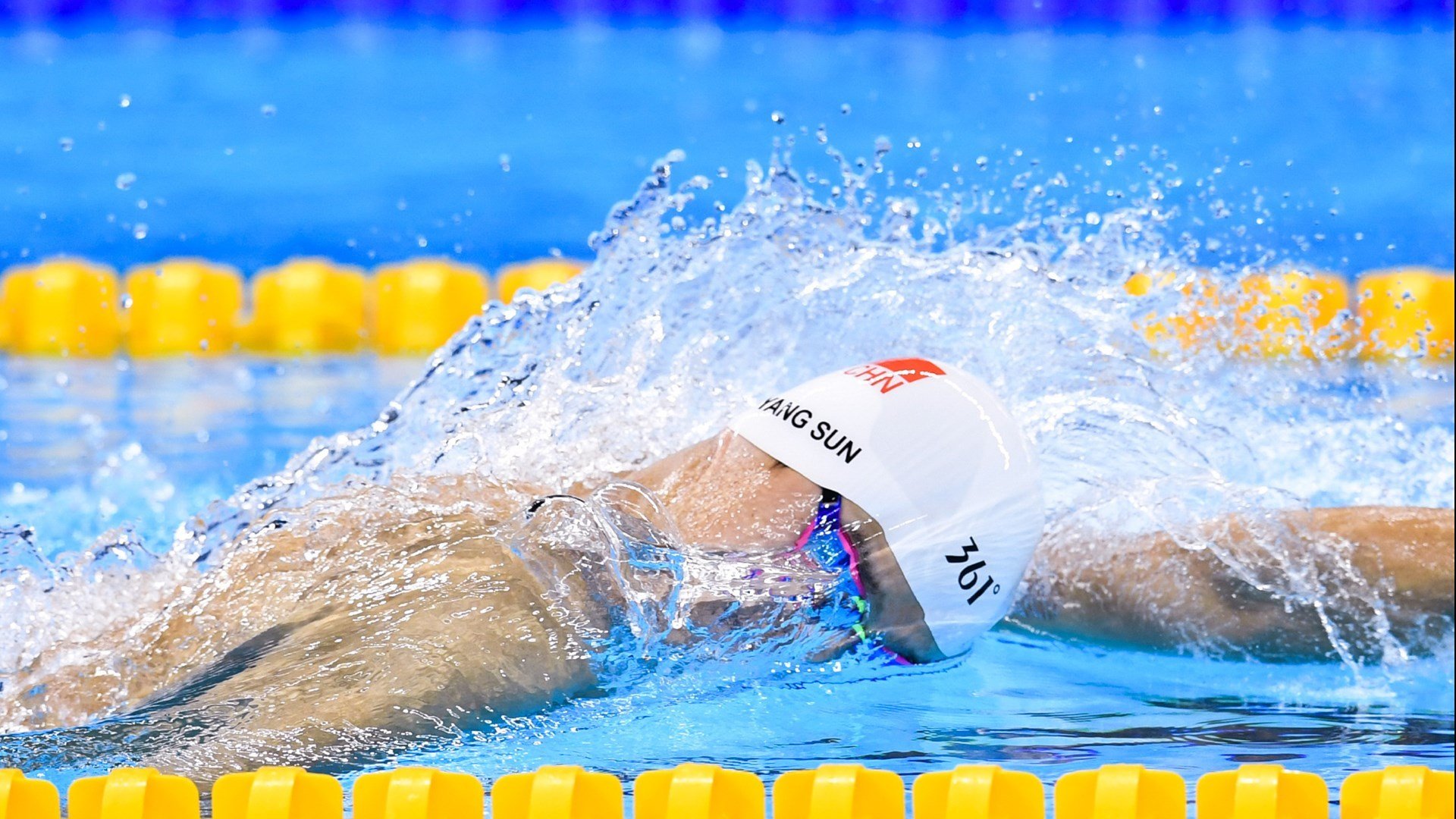 引擎与绿茵的交错，当F1街道赛的轰鸣强行终结巴萨神话